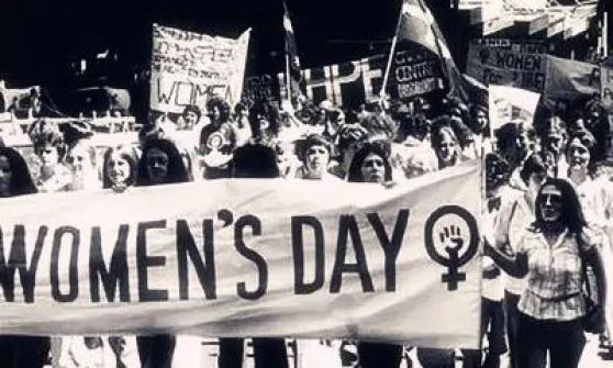 1909年3月8日,参加罢工游行集会的美国芝加哥劳动妇女